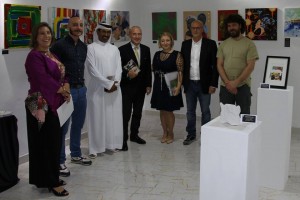 Il gruppo di artisti ad Abu Dhabi con Ahmad Yafei e l'Ambasciatore Giorgio Starace al centro