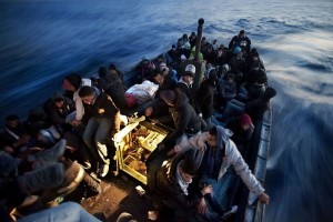 GIULIO PISCITELLI -  Un'imbarcazione con più di 120 migranti si dirige verso Lampedusa. Mar Mediterraneo, aprile 2011.